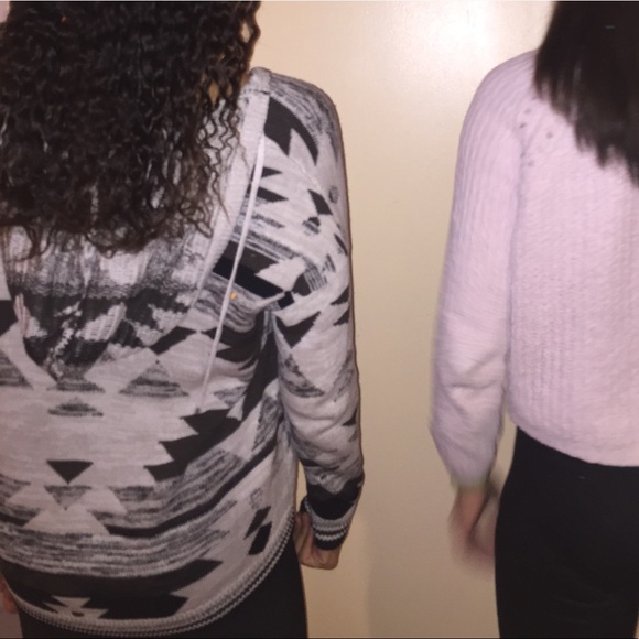patterned American Eagle sweatshirt - Picture 6 of 7